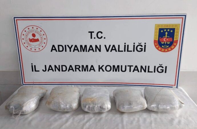 Bir otomobilde bulunan 6 kilo esrar nedeniyle bir kişi gözaltına alındı.