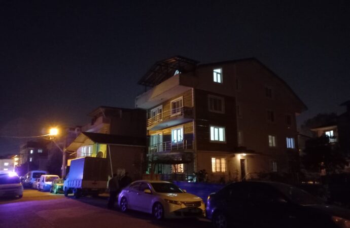Bir kadın, tartıştığı damadı ve kardeşini tabanca ile vurarak 2 kişiyi yaraladı.