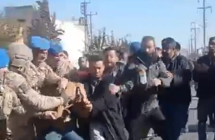 Şanlıurfa ilinde jandarma birlikleri ile işçiler arasında gerilim yaşandı ve olaylar sonucunda 3 kişi gözaltına alındı.