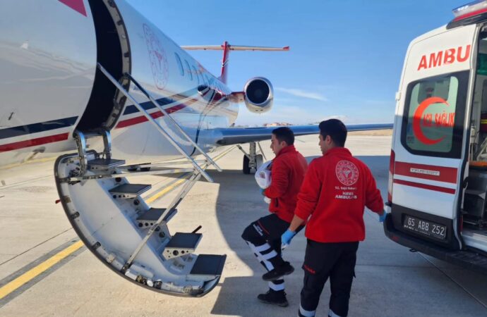 1 günlük bir bebek, Van’dan İstanbul’a ambulans uçakla sevk edildi.