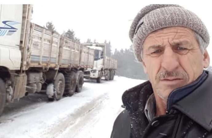 Tomruk devrilen kamyonun sürücüsü hayatını kaybetti.