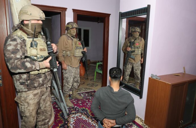 Tarsus’ta gerçekleştirilen terör operasyonunda, yetkililer tarafından 4 kişi gözaltına alındı.