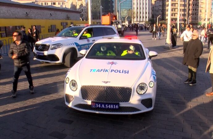 Suç örgütlerine ait araçlar, emniyet güçleri tarafından ele geçirildikten sonra Taksim Meydanı’nda büyük bir ilgiyle karşılandı.