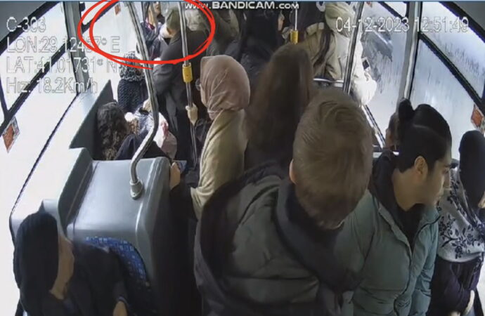 İstanbul Elektrik Tramvay ve Tünel İşletmeleri (İETT) otobüsünde yaşanan biber gazlı tartışma, güvenlik kamerası tarafından kaydedildi.