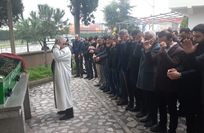 Bir hafif ticari araç, bariyerlere çarpışarak bir kaza meydana getirdi. Kazada, araçta bulunan anne hayatını kaybederken, oğlu ve eşi ise yaralandı.