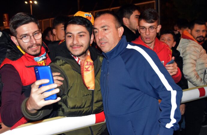 Kayserispor kafilesi, coşkulu tezahüratlar eşliğinde karşılandı.