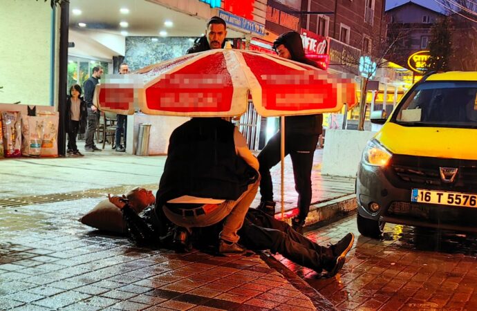 Kırıkkale ilinde meydana gelen trafik kazasında bir TIR ile bir otomobil çarpıştı ve üç kişi yaralandı.