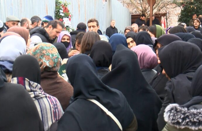 Fatih’te yılbaşı gecesi silahlı saldırıya uğrayan ve hayatını kaybeden 17 yaşındaki Melek Nur, son yolculuğuna uğurlandı.