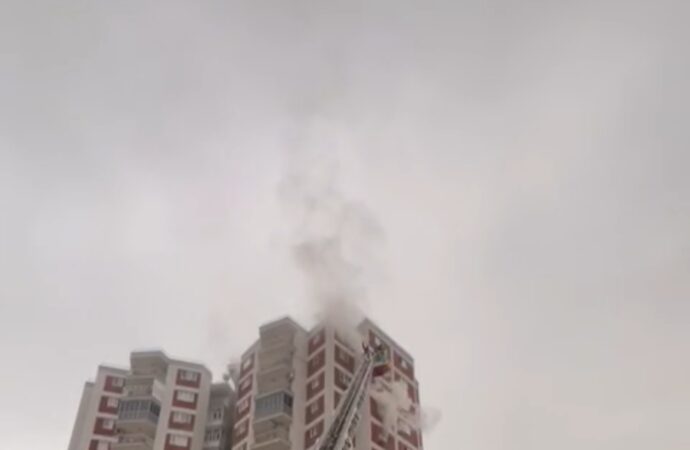 Mardin’de bulunan bir 15 katlı bina, 11’inci katında meydana gelen korkutucu bir yangınla sarsıldı.