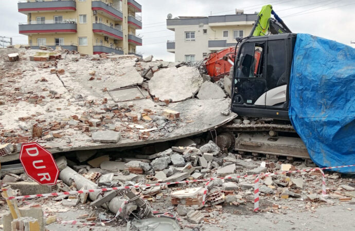 Çürük raporlu bir binanın yıkımı sırasında meydana gelen çökme sonucunda operatör yaralandı.