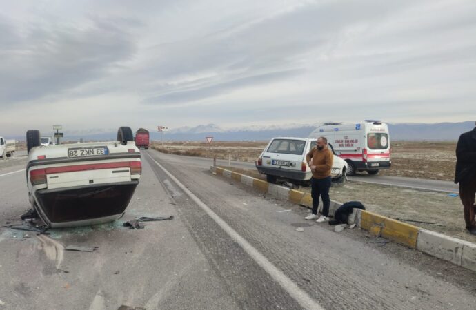 Konya’da meydana gelen trafik kazasında iki otomobil çarpıştı ve sonucunda 8 kişi yaralandı.