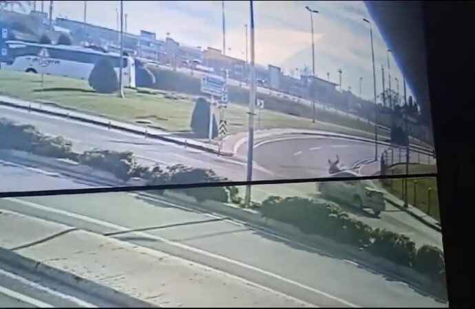 Bakırköy ilçesinde şerit değiştirme manevrası yaparken trafik polisine çarptı.