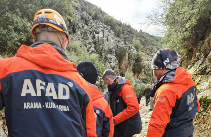 Beş gün süren arama çalışmalarının ardından, dağlık alanda ölü olarak bulundu.