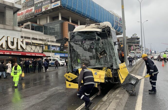 Esenyurt’ta meydana gelen bir olayda, İETT otobüsü bir direğe çarptı ve 8 kişi yaralandı.