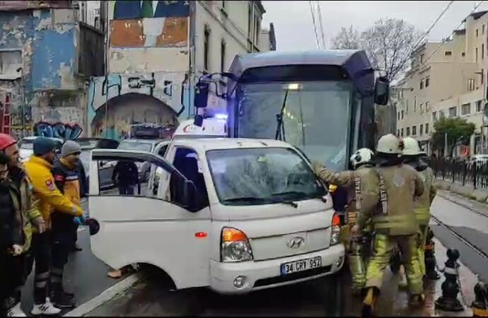 Karaköy’de meydana gelen olayda, bir tramvayın bir kamyonete çarpması sonucunda 1 kişi yaralandı.