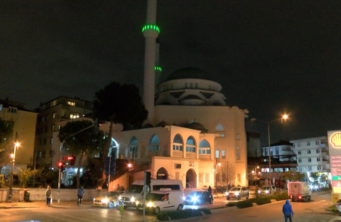 İstanbul’da, camilerde Regaip Kandili coşkusu yaşandı.