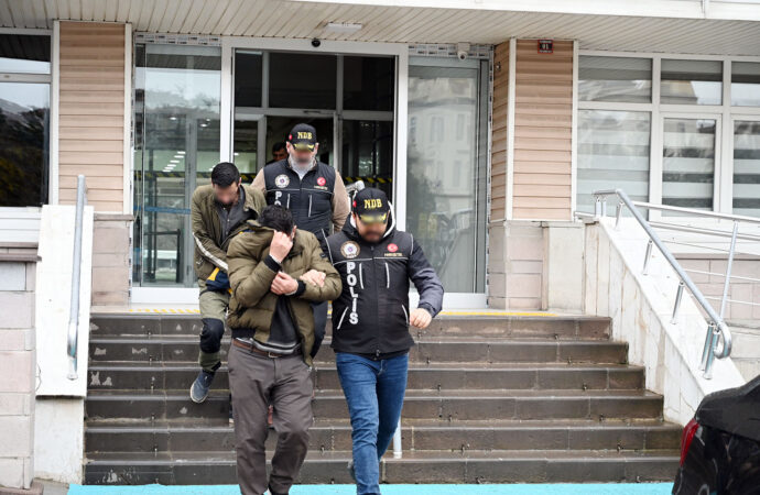 Adam adlı bir şahsın TIR’ın dorsesinde 60 kilogram skunk ele geçirildiği haberini vermek istiyorum.