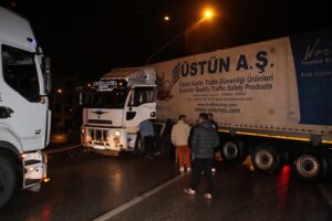 Yağışlı hava nedeniyle kayan bir TIR, yolun trafiğe kapanmasına sebep oldu.