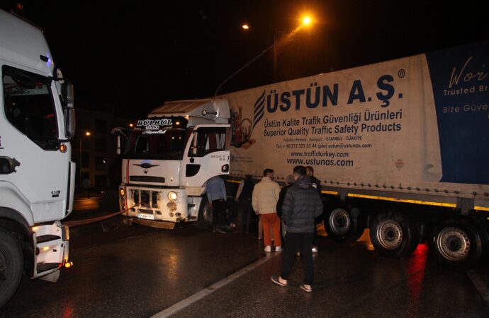 Yağışlı hava nedeniyle kayan bir TIR, yolun trafiğe kapanmasına sebep oldu.