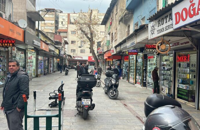 İzmir açıklarında meydana gelen deprem, 4.2 büyüklüğünde gerçekleşti.