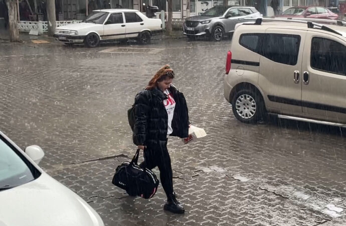 Edirne ve Tekirdağ illerinde şiddetli rüzgar etkili oldu ve çatılar uçtu.