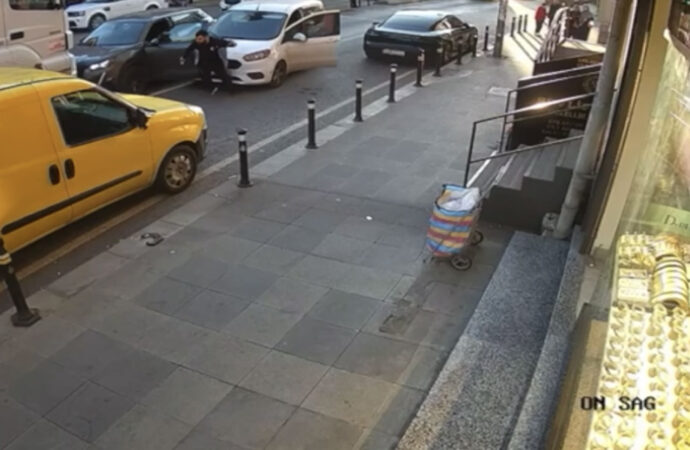 Sultanbeyli ilçesinde uyuşturucu satıcısı, polis ekipleriyle yaşanan kovalamaca sonucunda yakalandı.