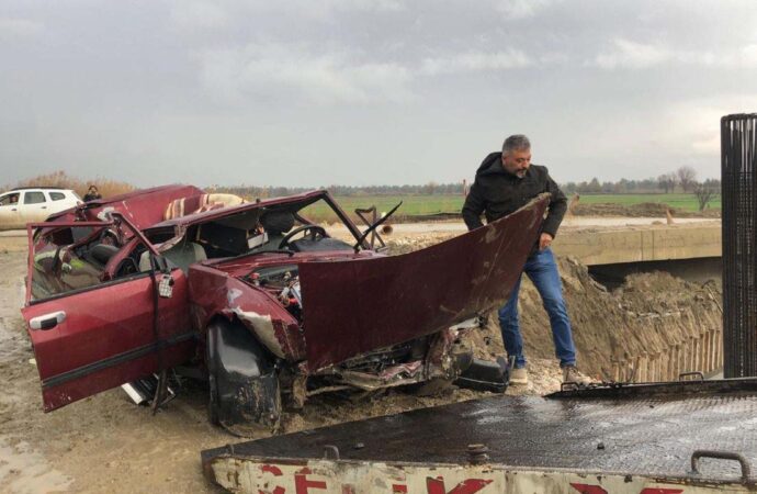 Bir otomobil, otoyol inşaatında viyadük temeline çarparak havalandı ve bu kazada 3 kişi hayatını kaybetti.