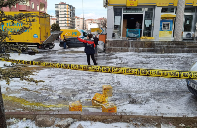 Kargo şubesi içerisinde dağıtım öncesi meydana gelen bir olayda, zirai ilaç tenekesi patladı ve sonucunda 4 çalışan acilen hastaneye kaldırıldı.