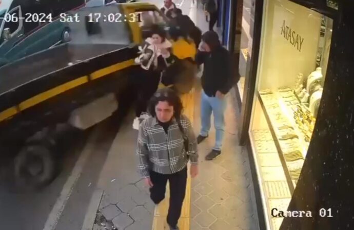 Bir kamyonet, yayalara çarparak bir iş yerine girdi ve sonucunda 5 kişi yaralandı. Kaza anı güvenlik kamerası tarafından kaydedildi.