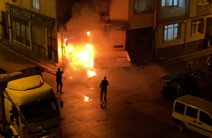 Bursa’da park edilen bir kamyonette çıkan yangın, iş yerine sıçradı.