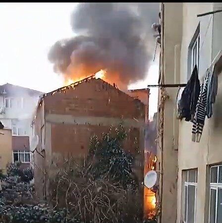 Şişli ilçesinde bulunan bir iki katlı bina, çatısında şiddetli bir yangınla karşı karşıya kaldı.