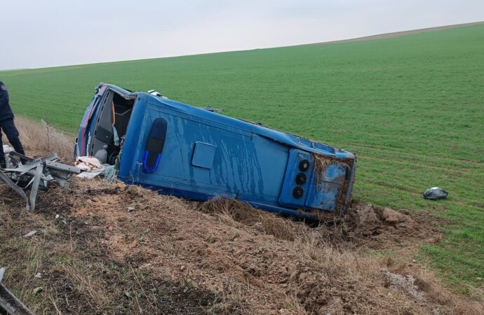 Diyarbakır ilinde bulunan bir cezaevi ring aracı, şarampole devrilerek 23 kişinin yaralanmasına sebep oldu.