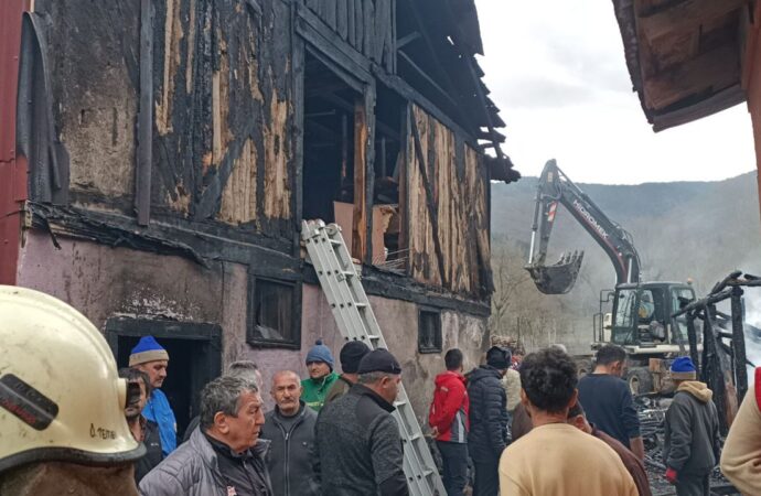 Odunlukta çıkan yangın, samanlık, depo, garaj ve bir otomobilin de kül olmasına neden oldu.