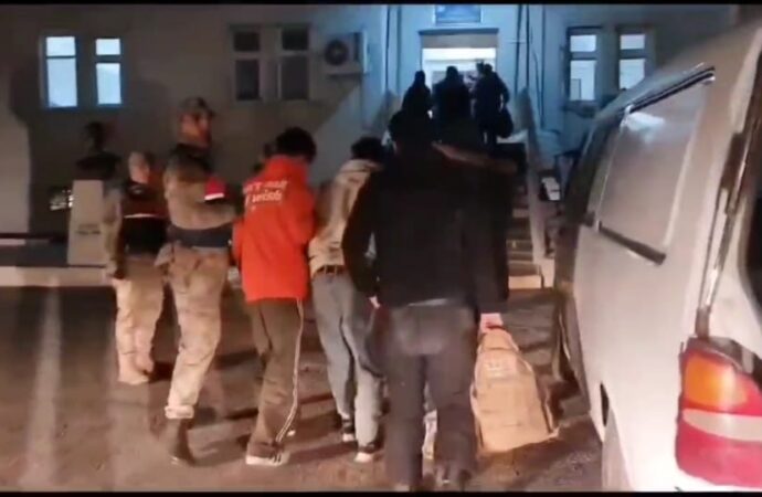 Bitlis’te 24 düzensiz göçmen ve 2 organizatörün yakalandığı bildirildi.