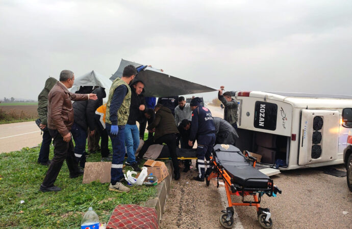 Adana ilinde meydana gelen bir trafik kazasında, yolcu minibüsü devrilerek 8 kişi yaralandı.