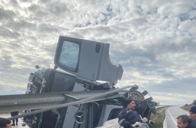 Kırıkkale ilinde bir TIR ile bir otomobil çarpıştı ve sonucunda 3 kişi yaralandı.