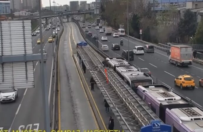 Video çekmek amacıyla metrobüsün üstüne çıkan popüler sosyal medya fenomeni, güvenlik görevlileri tarafından yakalandı.