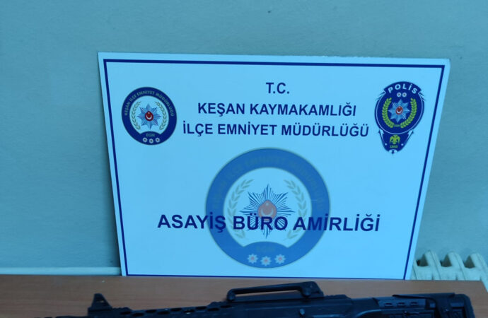 Uğurlama konvoyu sırasında av tüfeğiyle havaya ateş açan şüpheli, polis tarafından yakalandı.