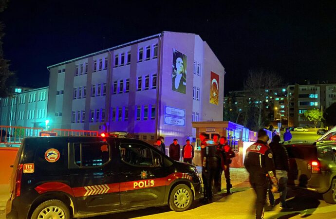 Edirne’de silahlı bir kavga meydana geldi, iki grup arasında çatışma yaşandı. Olay sonucunda 1 kişi yaralandı.