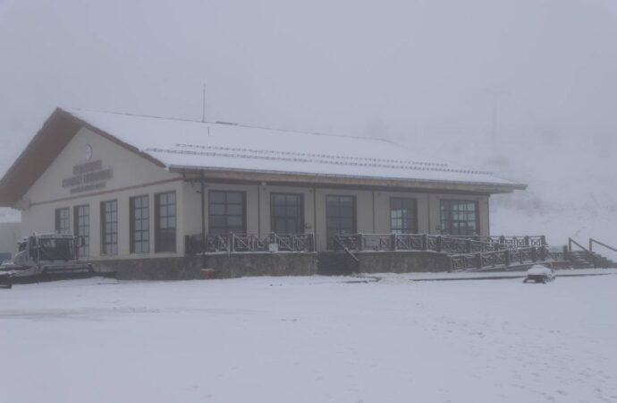 Keltepe Kayak Merkezi’nde kar kalınlığı 10 santime ulaştı.