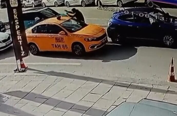 Çekmeköy ilçesinde meydana gelen trafik kazası sonrasında yaşanan kavga anı güvenlik kameralarına yansıdı.
