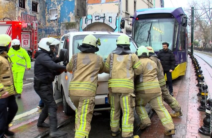 Karaköy’de meydana gelen olayda, bir tramvay ile bir kamyonet çarpıştı.