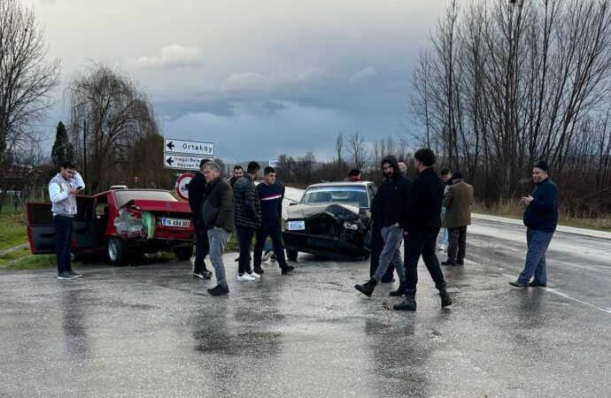 Bursa’da meydana gelen trafik kazasında, iki otomobil çarpıştı ve bir sürücü yaralandı.