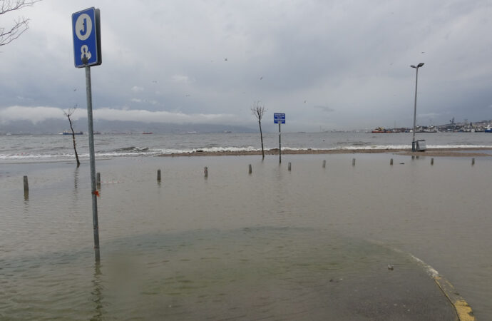 Kocaeli’de şiddetli yağışlar ve fırtına etkili oldu. Deniz seviyesi yükselerek taştı ve bu durum yolların ve otoparkların su altında kalmasına neden oldu.