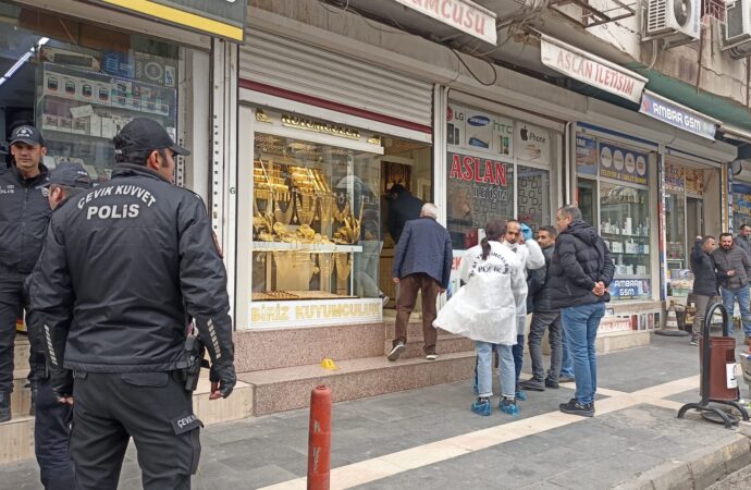 Mardin ilinde gerçekleşen olayda, kar maskeli soyguncuların kuyumcuya saldırdığı bildirildi.