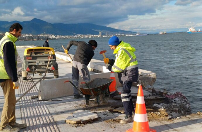 İzmir’deki kıyıya ulaşan vapur, limana demir attı.