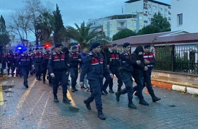 Aydın’da gerçekleştirilen ‘yeşil reçete’ operasyonunda 10 şüpheli adliyeye sevk edildi.