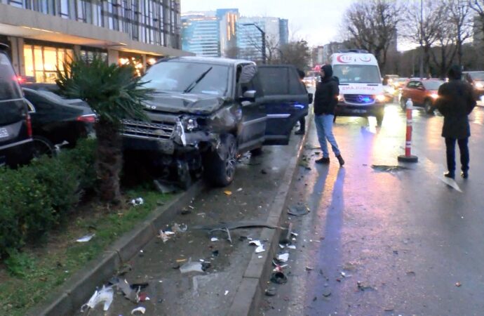 Bakırköy ilçesinde meydana gelen zincirleme kaza, beş aracın karıştığı bir trafik olayı olarak kaydedildi.