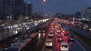 İstanbul’da yağışlı hava sebebiyle trafik yoğunluğu meydana geldi.