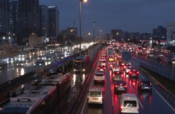 İstanbul’da yağışlı hava sebebiyle trafik yoğunluğu meydana geldi.